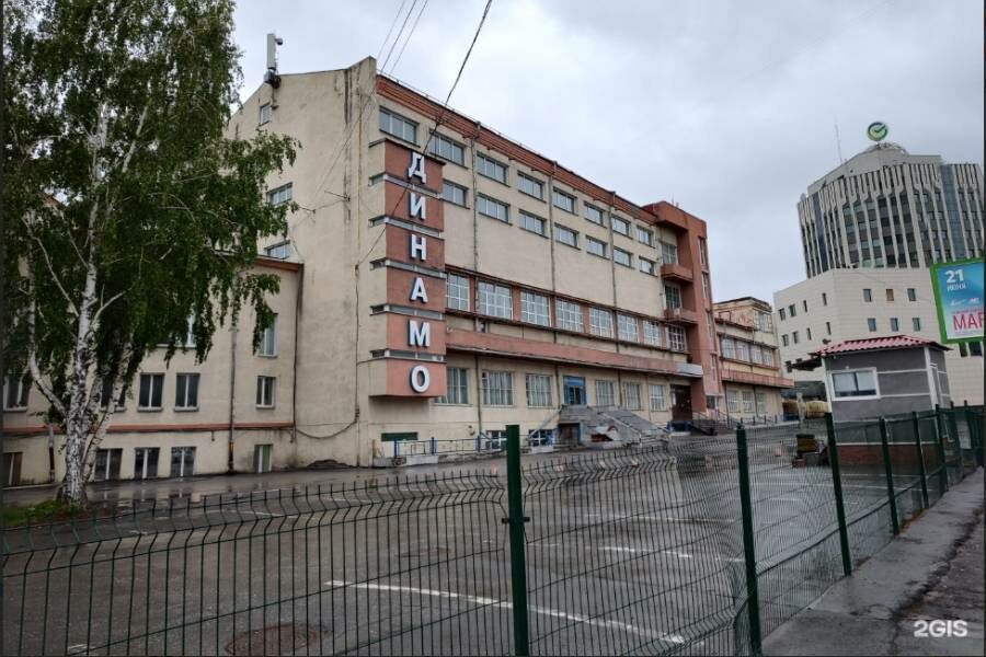 В Новосибирске сносят одну из первых частных платных парковок