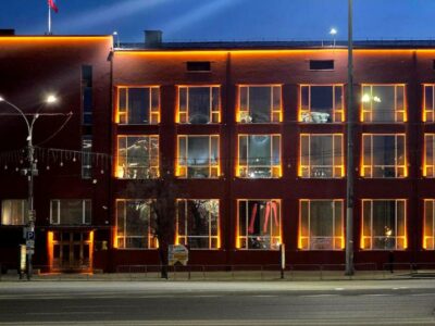 Фасад здания Госбанка засветился в преддверии Дня Победы в Новосибирске