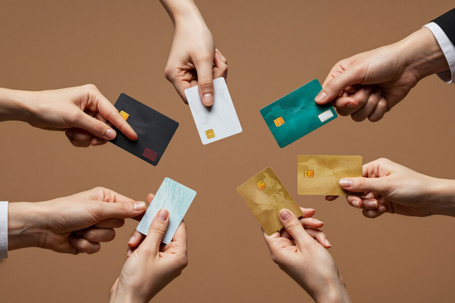 Налоговая взяла под контроль переводы на карты новосибирцев