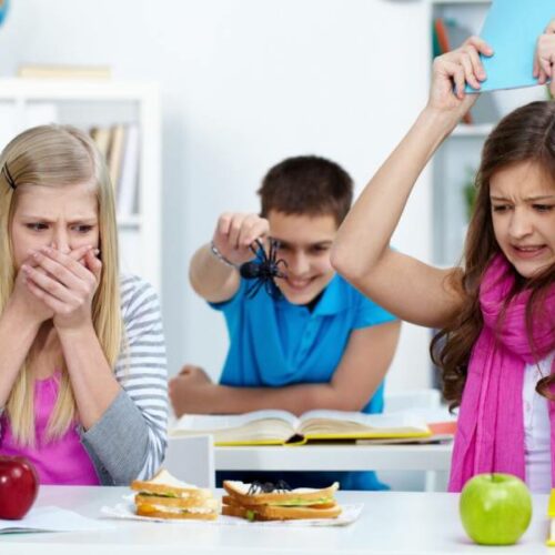 С 1 сентября школьникам в России снова начнут ставить оценки за поведение