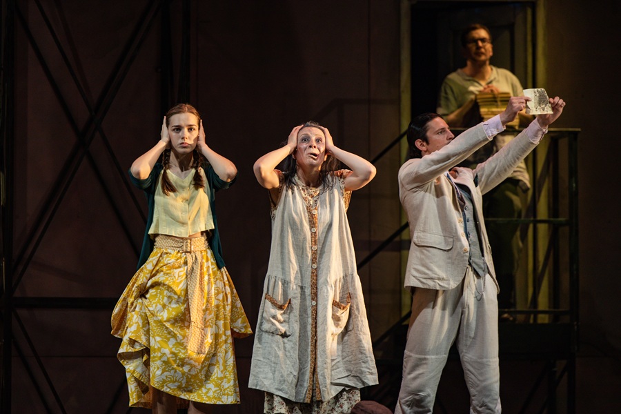 Персонажи одеты по моде 1930-х и суетной активностью похожи на ленинградцев Даниила Хармса