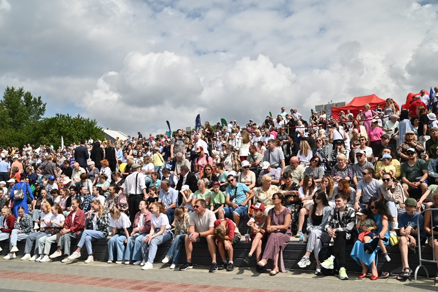 На Михайловской набережной до самого вечера будут выступать артисты и творческие коллективы города