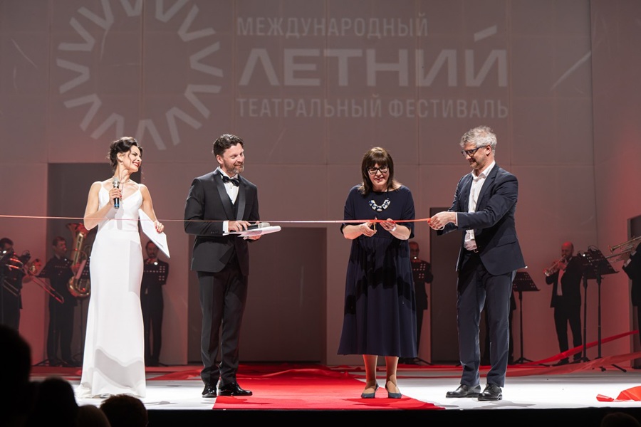 Открытие фестиваля в Новосибирске, фото Дианы Токмаковой