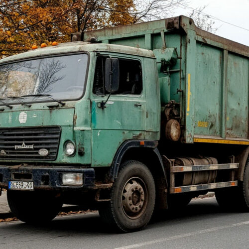 В Новосибирске мусоровоз переехал девушку