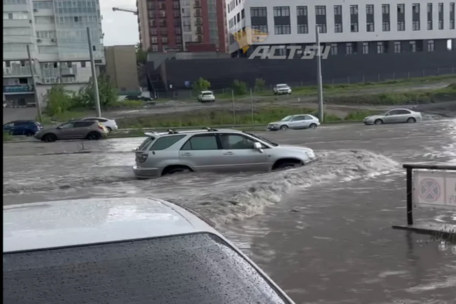 В Новосибирске более 10 человек обратились за помощью после сильного ливня