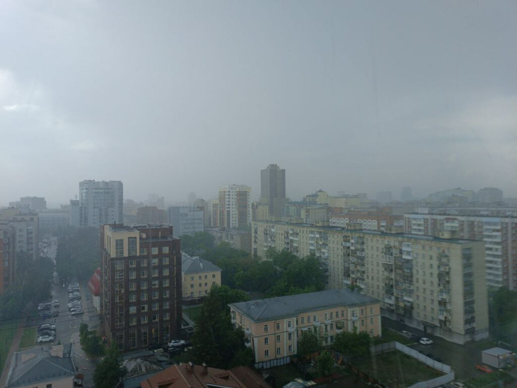 Дождь с грозой и градом накрыли Новосибирск