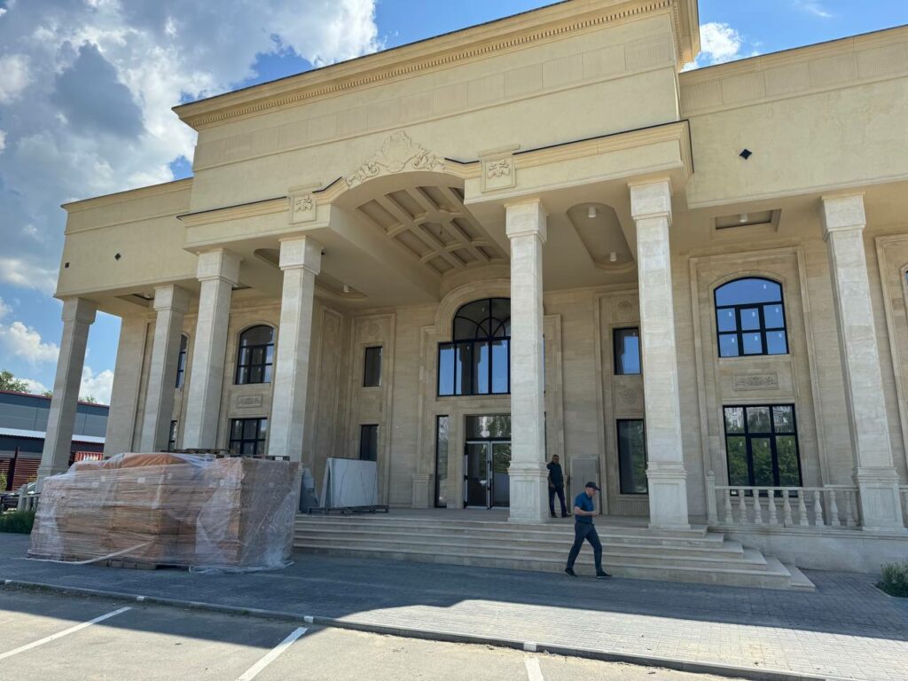 Двухэтажную чайхану на месте взорвавшейся заправки построили в Новосибирске