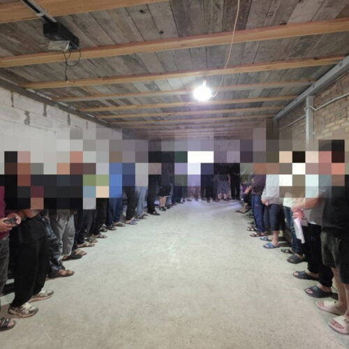 Хостел с нелегальными мигрантами накрыли силовики в новосибирском СНТ