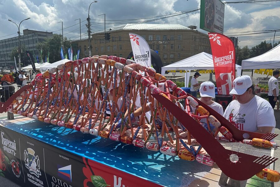 В Новосибирске создали макет Бугринского моста через Обь из колбасы