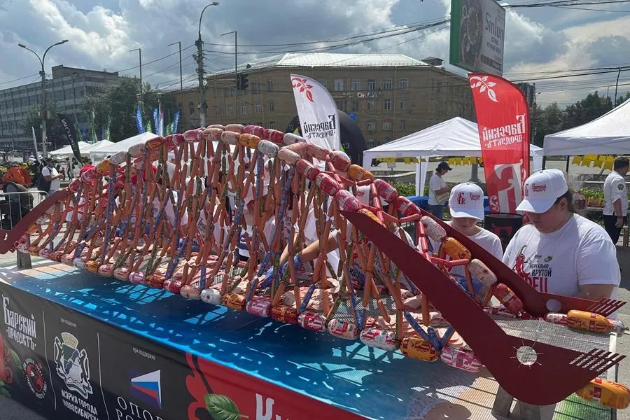 В Новосибирске создали макет Бугринского моста через Обь из колбасы