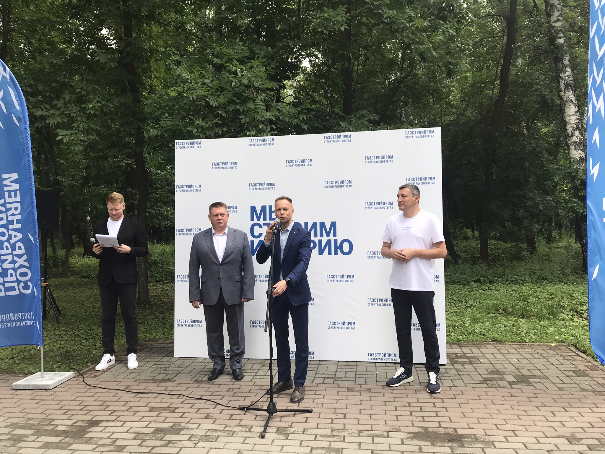 Сотрудники «Стройтранснефтегаза» заложили новую аллею в Новосибирске