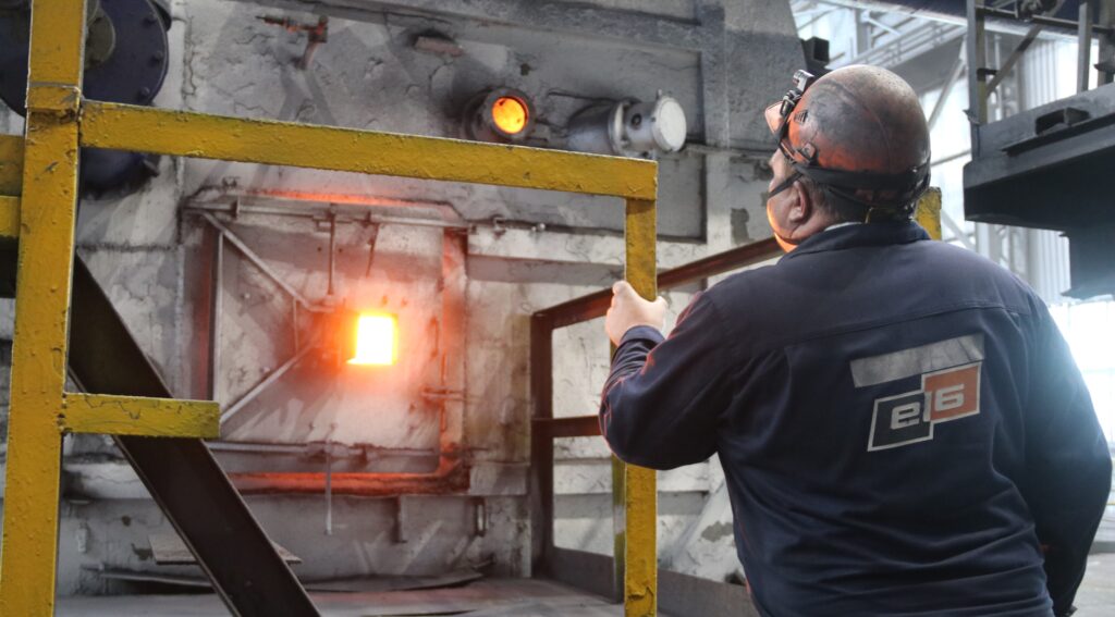 Работник завода