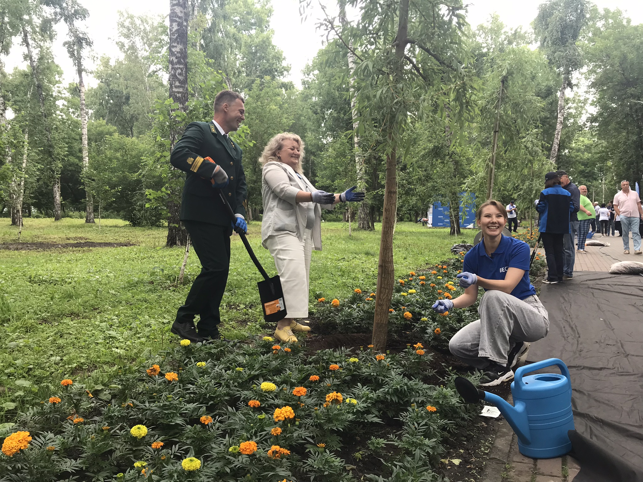 Сотрудники «Стройтранснефтегаза» заложили новую аллею в Новосибирске