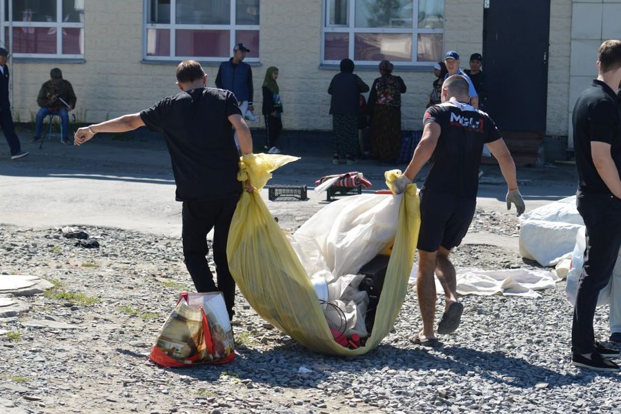 С торгового «пятачка» вывезли более пяти кубометров брошенного «товара»