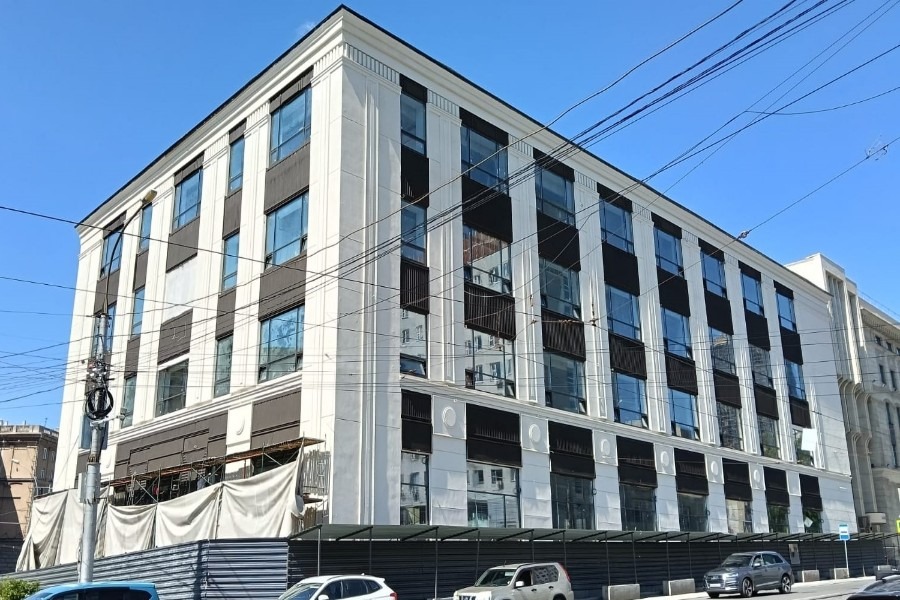 Обновленные фасады здания на Серебренниковской, 29