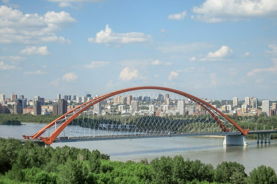 Вид как ценный актив: почему популярны квартиры с видом на Бугринский мост