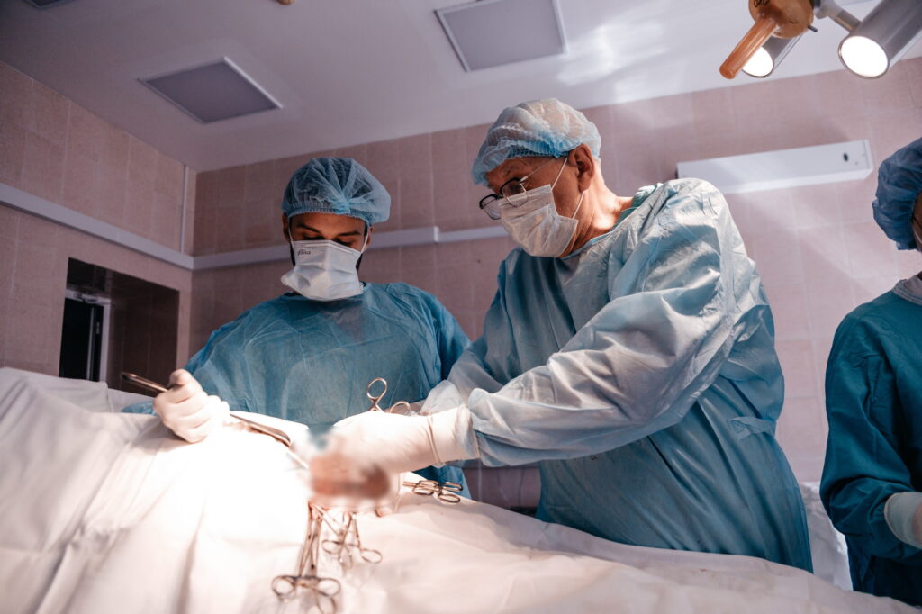 Новосибирские хирурги извлекли из пациента с редкой аномалией 15 желчных камней