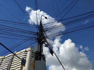 «Лучше свалки убрать»: инженеры оценили реальность очистки Новосибирска от паутины проводов