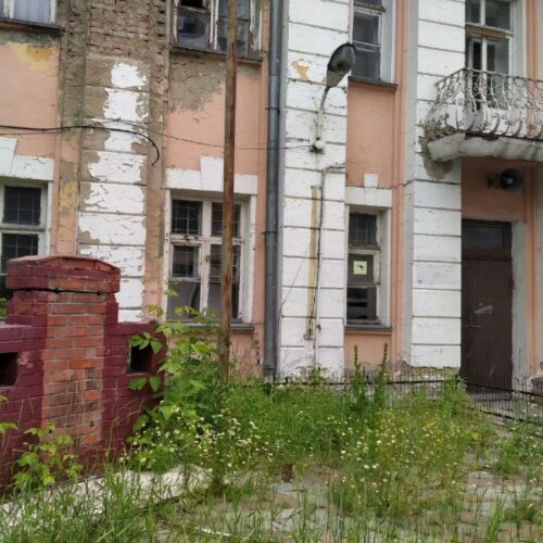 В Новосибирске рядом со старым зданием военкомата убрали мемориальные таблички