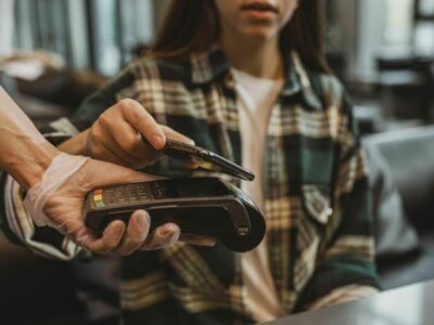 Банки фиксируют растущий интерес потребителей к бесконтактным способам оплаты