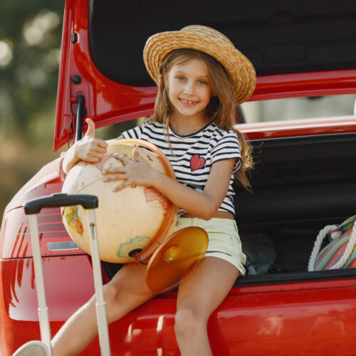 Полмиллиона юных сибиряков проводят школьные каникулы с детской СберКартой