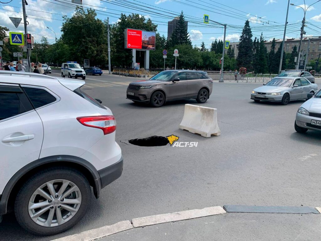 На главной улице Новосибирска провалился асфальт