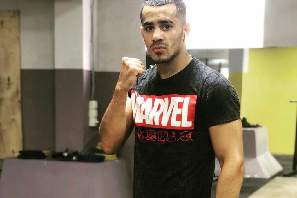 «Простите, я — безмозговый баран»: бойца поп-ММА, назвавшего соперника «русской свиньёй», лишили гражданства