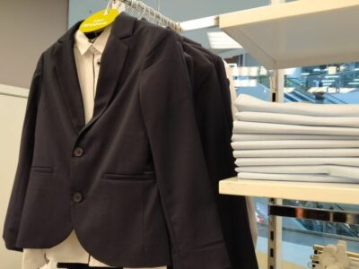 Цены снова выросли: Новосибирские магазины начали продавать школьную форму