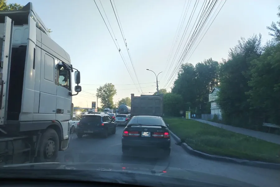 Заторами фур на дорогах левобережья Новосибирска заинтересовалась прокуратура