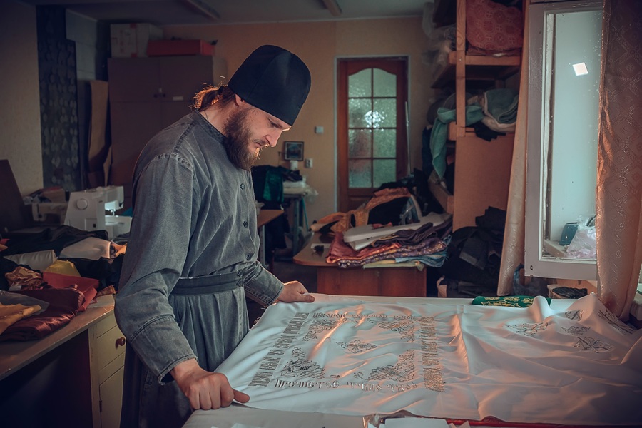 Монастырская жизнь отличается от светской тем, что здесь человек полностью может себя посвятить служению Господу Богу