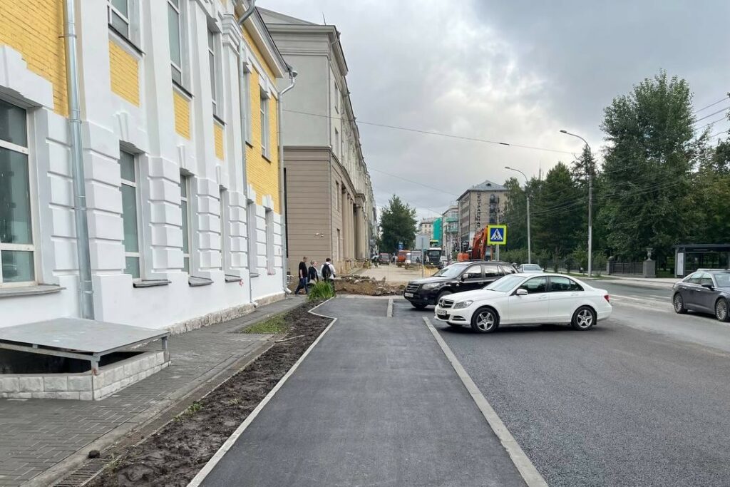 Врачи недовольны переносом парковки у детской поликлиники в центре Новосибирска