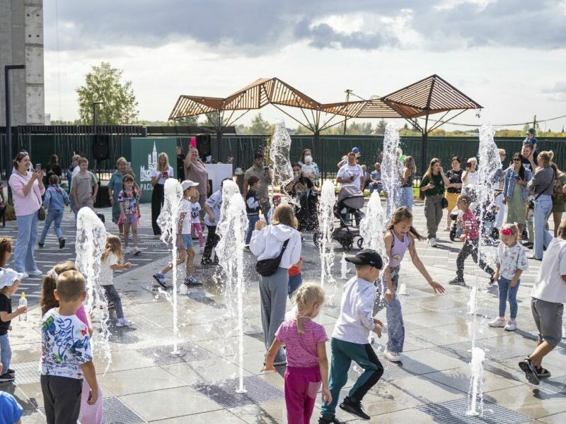 Праздник для новоселов: в эко-квартале «На Кедровой» заработал сухой фонтан