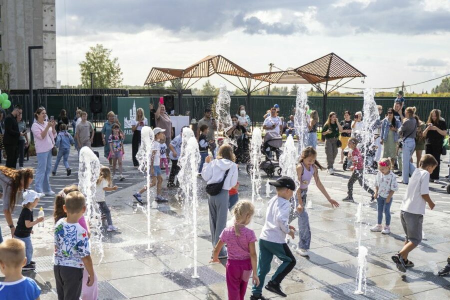 Праздник для новоселов: в эко-квартале «На Кедровой» заработал сухой фонтан