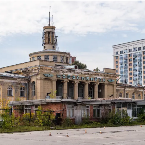 Фасад аэропорта «Северный» начали ремонтировать в Новосибирске