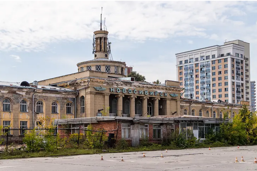 Фасад аэропорта «Северный» начали ремонтировать в Новосибирске