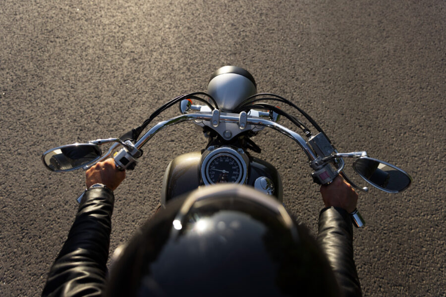 Мотоциклы и мопеды предлагают пустить на выделенные полосы в Новосибирске