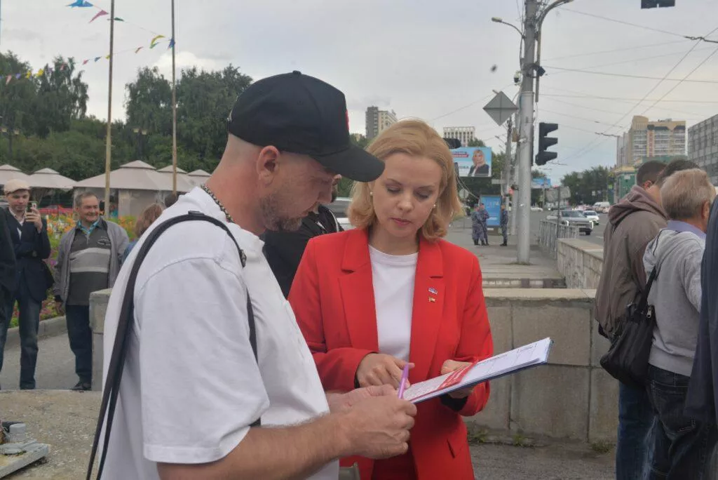 Пикет против школьных поборов и платного обучения прошел в Новосибирске