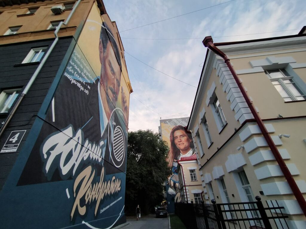 В Новосибирске завершены работы над огромными портретами Кондратюка и Кикиной