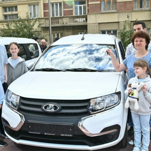 27 многодетных семей Новосибирской области получили новые автомобили