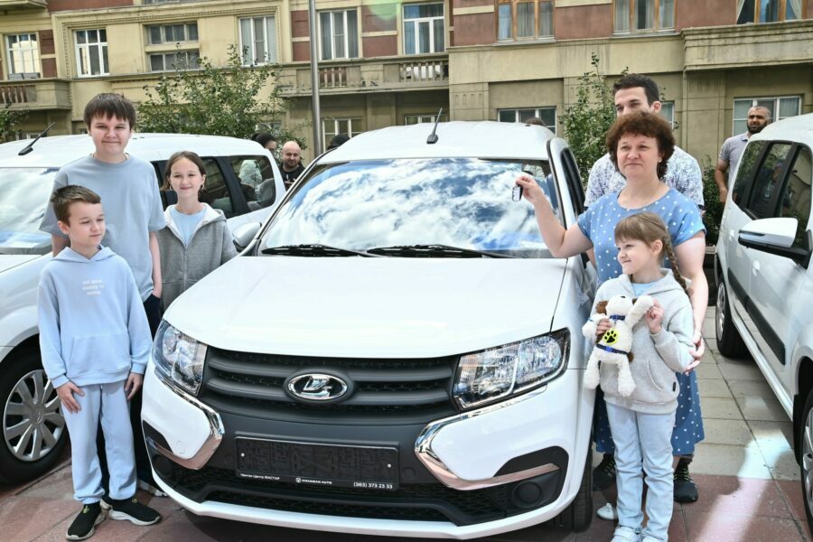 27 многодетных семей Новосибирской области получили новые автомобили