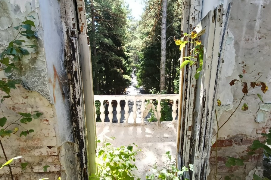 Снимок, сделанный с балкона исторического здания санатория