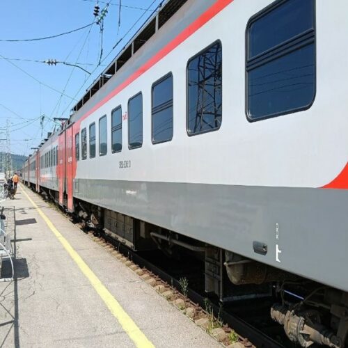 Новосибирские школьники и студенты смогут ездить на электричках за полцены