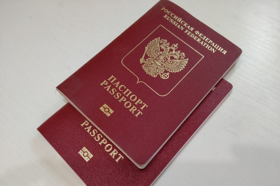 Жителям Новосибирска напомнили о новых правилах выезда детей за границу