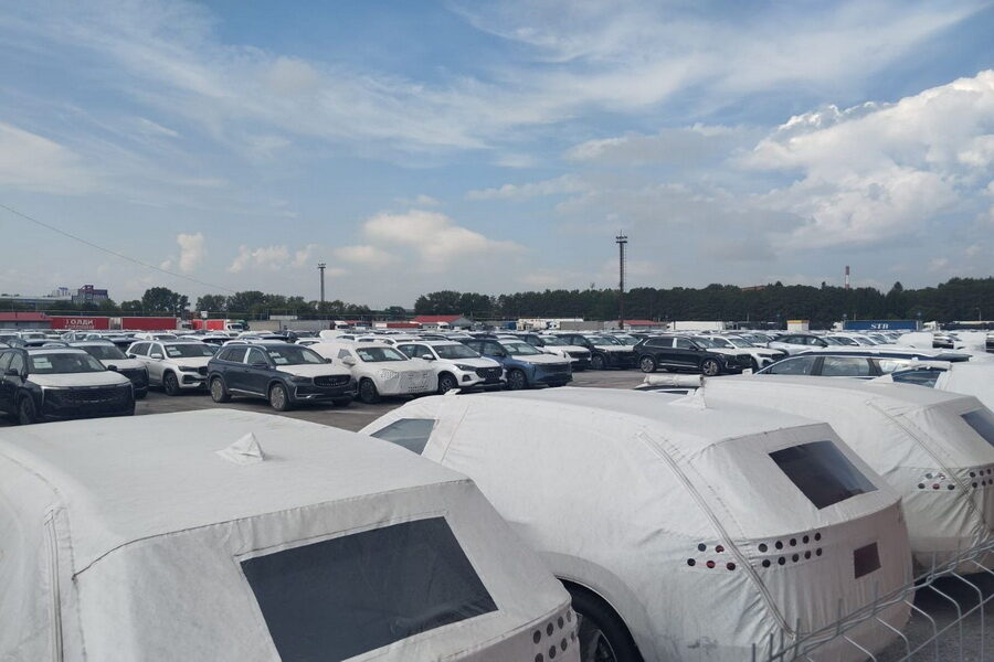 Автодилеры намерены за август сократить избыточные запасы на складах по России