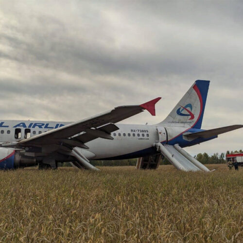 самолет в поле