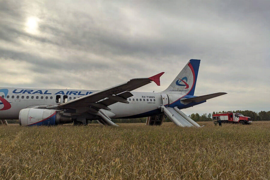 самолет в поле