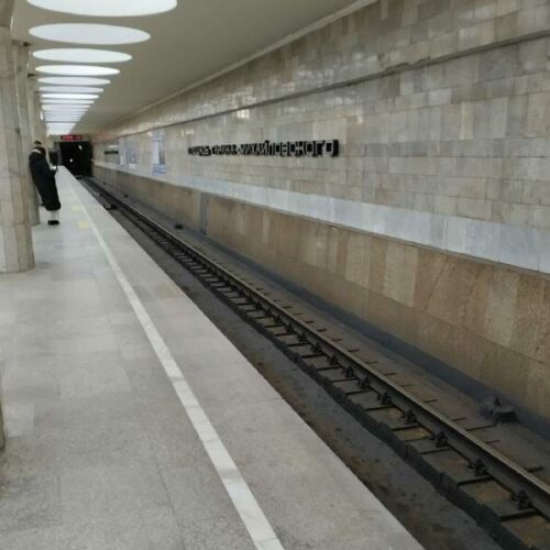 В новосибирском метро появились наклейки с номерами помощи для маломобильных