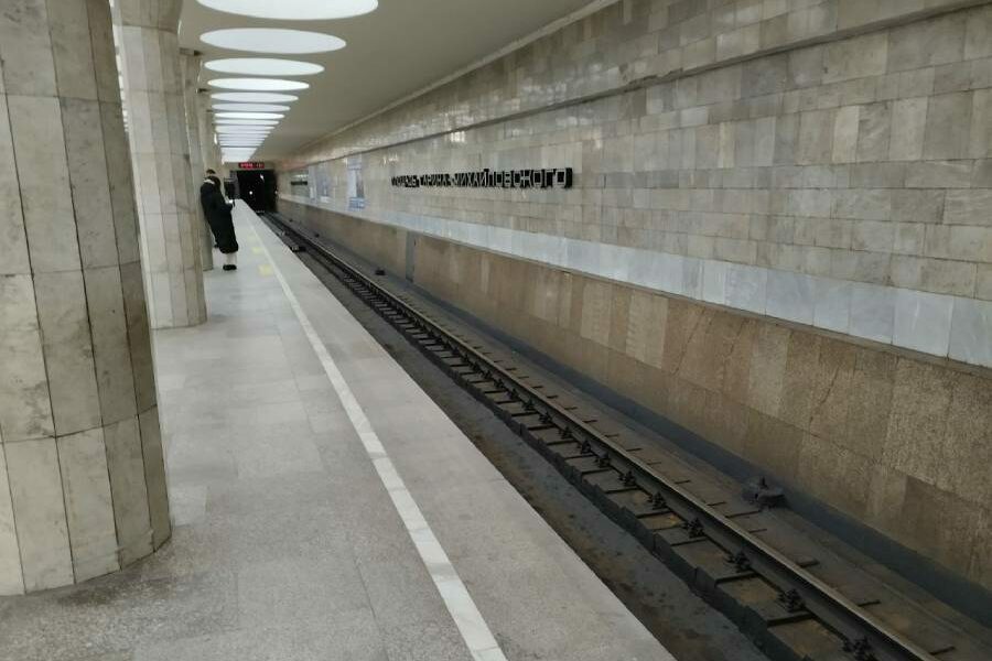 В новосибирском метро появились наклейки с номерами помощи для маломобильных