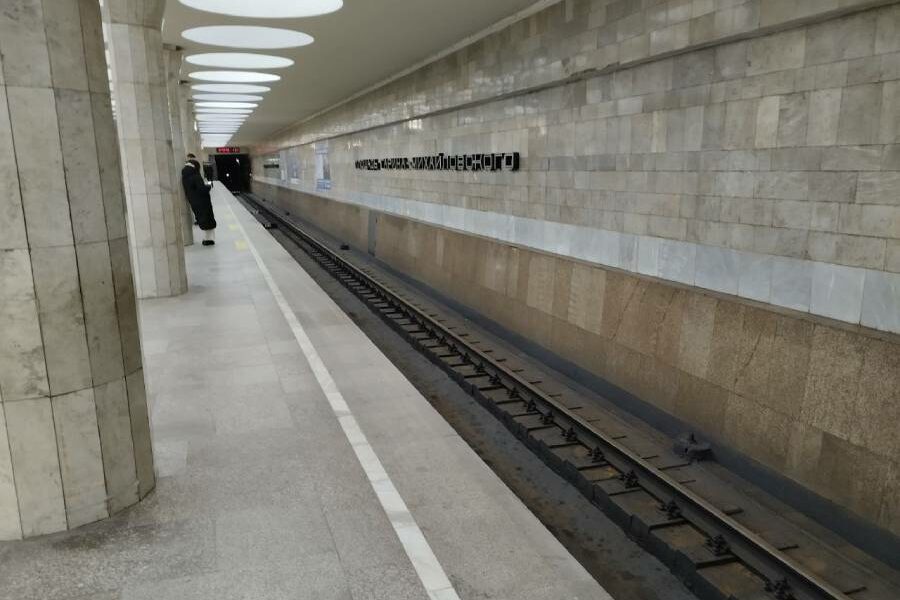 В новосибирском метро появились наклейки с номерами помощи для маломобильных