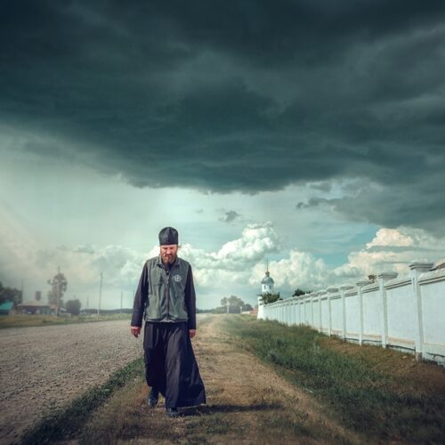 «Исповедуются только 1%»: мода на «монастыринг» может миновать сибирских зумеров